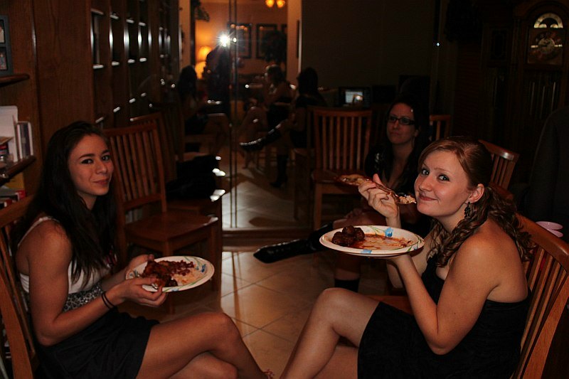 ../Images/MnetteHParty09047.jpg