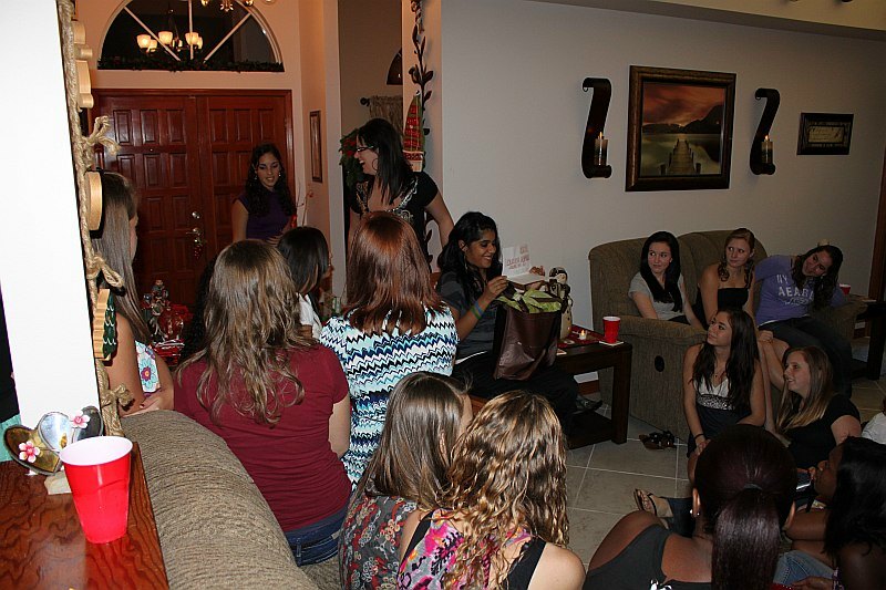 ../Images/MnetteHParty09066.jpg