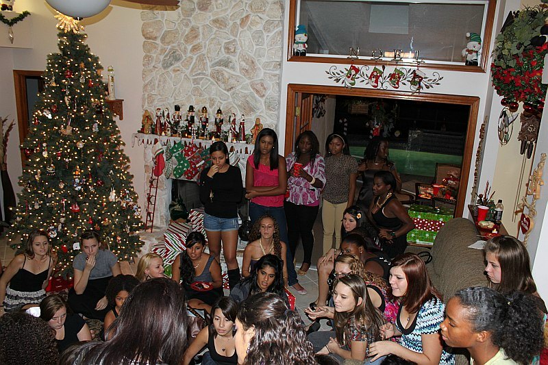 ../Images/MnetteHParty09085.jpg