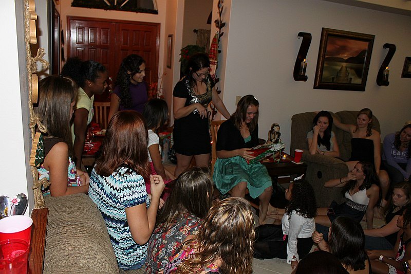 ../Images/MnetteHParty09091.jpg