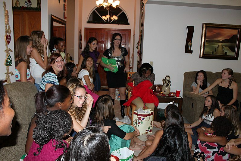 ../Images/MnetteHParty09108.jpg