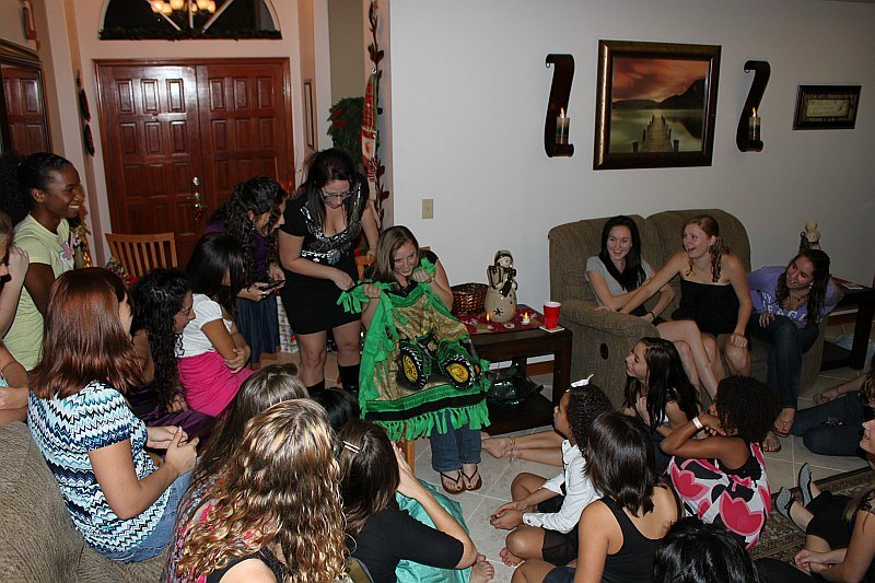 ../Images/MnetteHParty09110.jpg