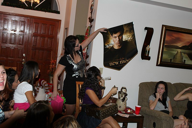 ../Images/MnetteHParty09118.jpg