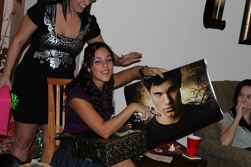 ../Images/MnetteHParty09119.jpg