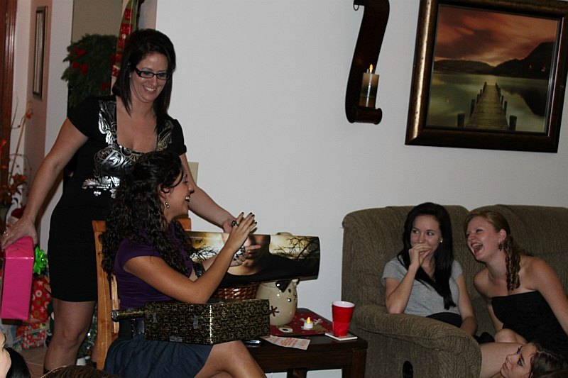 ../Images/MnetteHParty09120.jpg