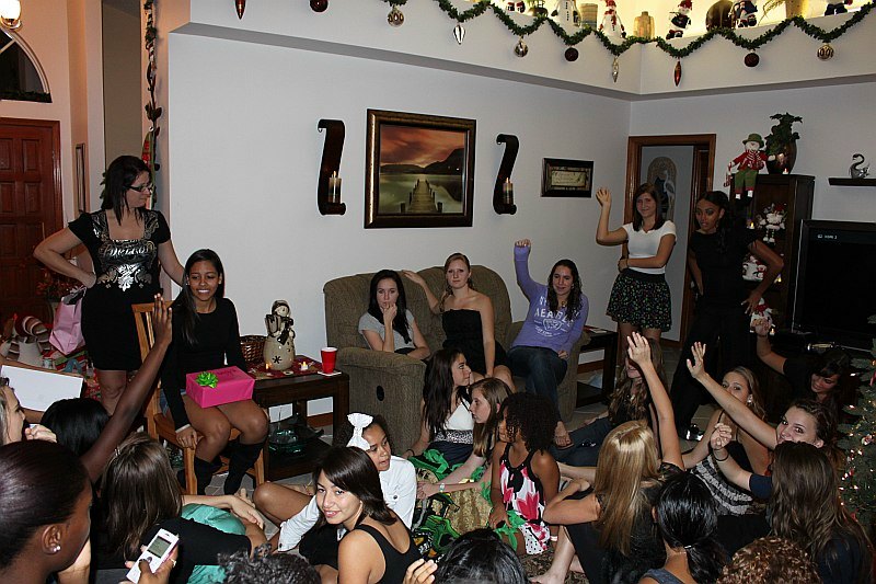 ../Images/MnetteHParty09126.jpg