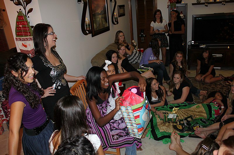 ../Images/MnetteHParty09150.jpg