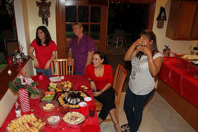 ../Images/MnetteHParty09247.jpg